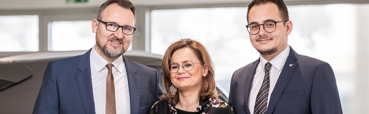 Foto von der Familie Blecker, bestehend aus Frank und Renate mit Sohn 
Benedikt.