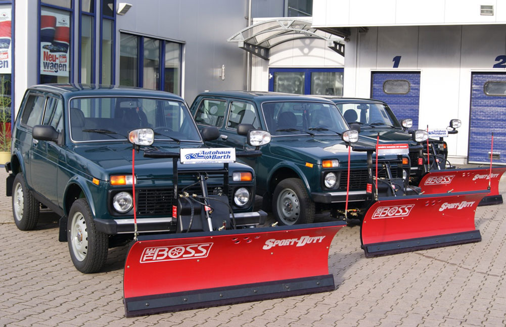 2 Lada Niva mit angebauten Schneeschaufeln